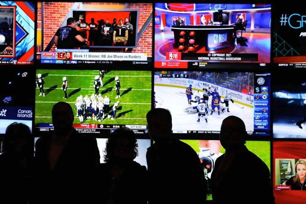 Gamblers watching multiple screens. Sarah Kloepping:USA TODAY NETWORK-Wisconsin